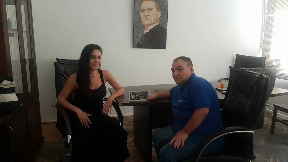 Notre Dame Quasimodo Müzikali’nde dansçı olarak karşımıza çıkan Nilüfer Ömürlü ile Müzikal hakkındaki fikirleri, kendi hayatı ve kariyeri ile ilgili keyifli bir sohbet gerçekleştirdik.
